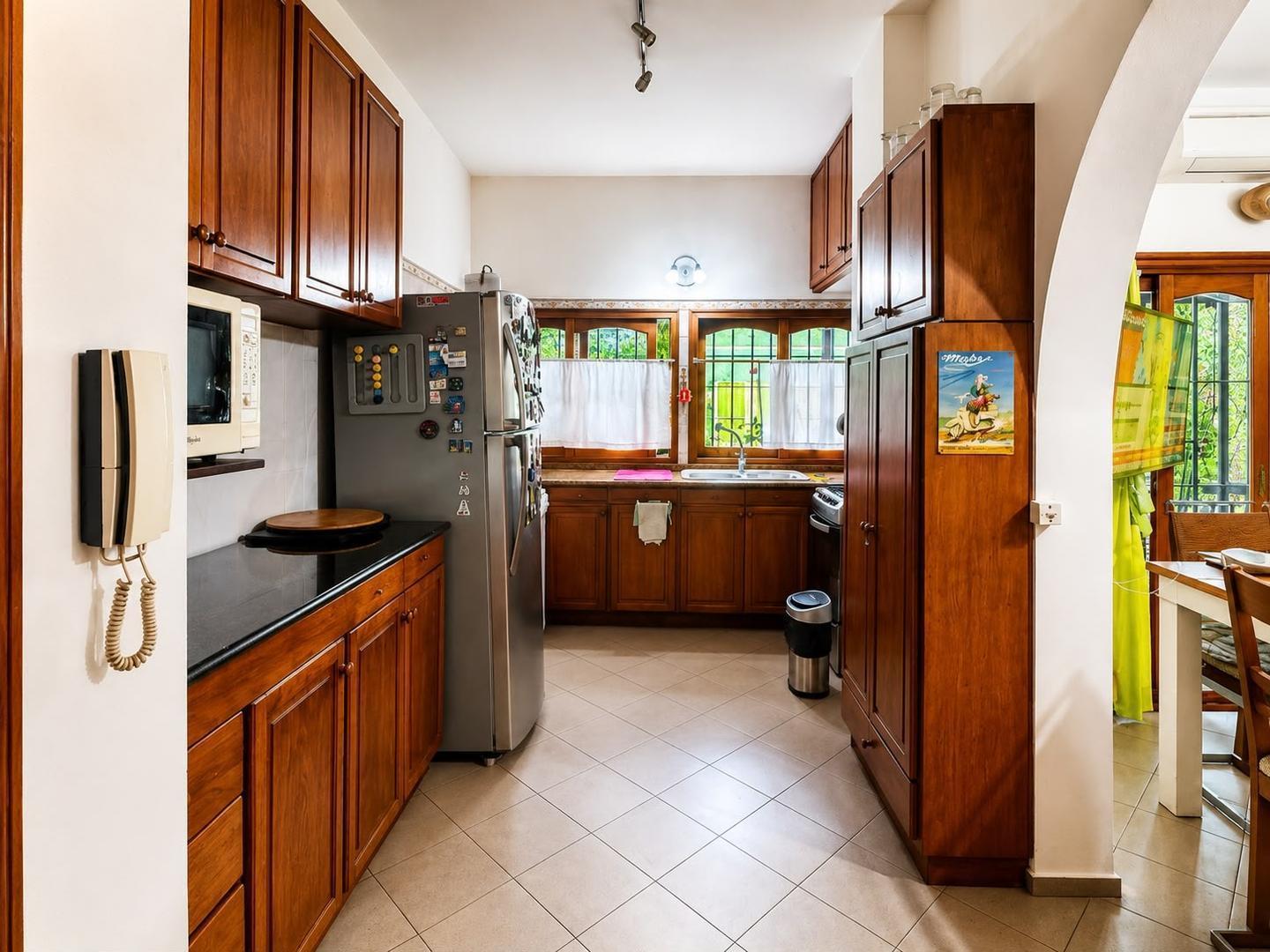 Foto de Venta casa 9 x 43 m jardín cochera Olivos golf, imagen 3