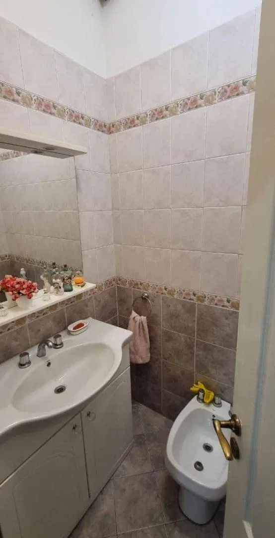 MUNRO S/AV. VÉLEZ SÁRSFIELD: 2 LOCALES C/ VIVIENDA U OFICINAS, JARDÍN S/LOTE 8,66 X 34,85 EN BLOCK 1