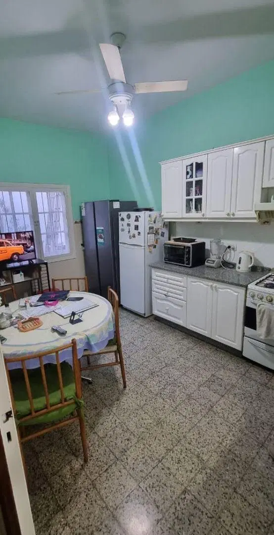 MUNRO S/AV. VÉLEZ SÁRSFIELD: 2 LOCALES C/ VIVIENDA U OFICINAS, JARDÍN S/LOTE 8,66 X 34,85 EN BLOCK 4