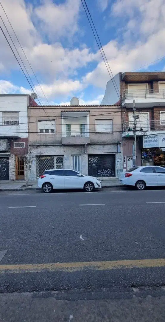 MUNRO S/AV. VÉLEZ SÁRSFIELD: 2 LOCALES C/ VIVIENDA U OFICINAS, JARDÍN S/LOTE 8,66 X 34,85 EN BLOCK 5
