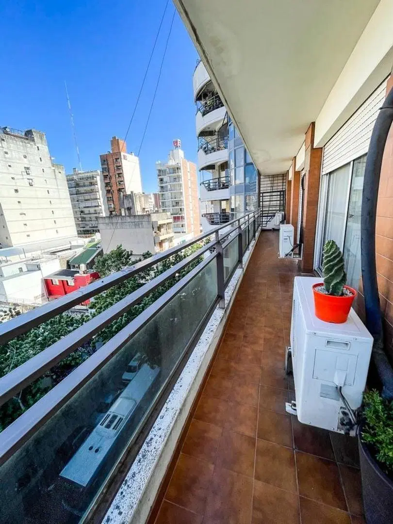Departamento de 3 dormitorios. Moreno al 800. 4