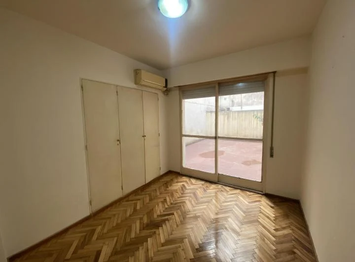 Departamento de dos dormitorios mas comodín y dos patios en zona rio. 4