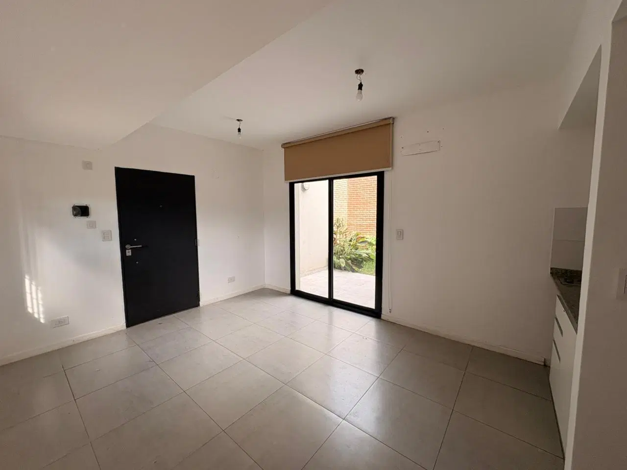 Alquiler de monoambiente con patio y parrillero en zona río 5