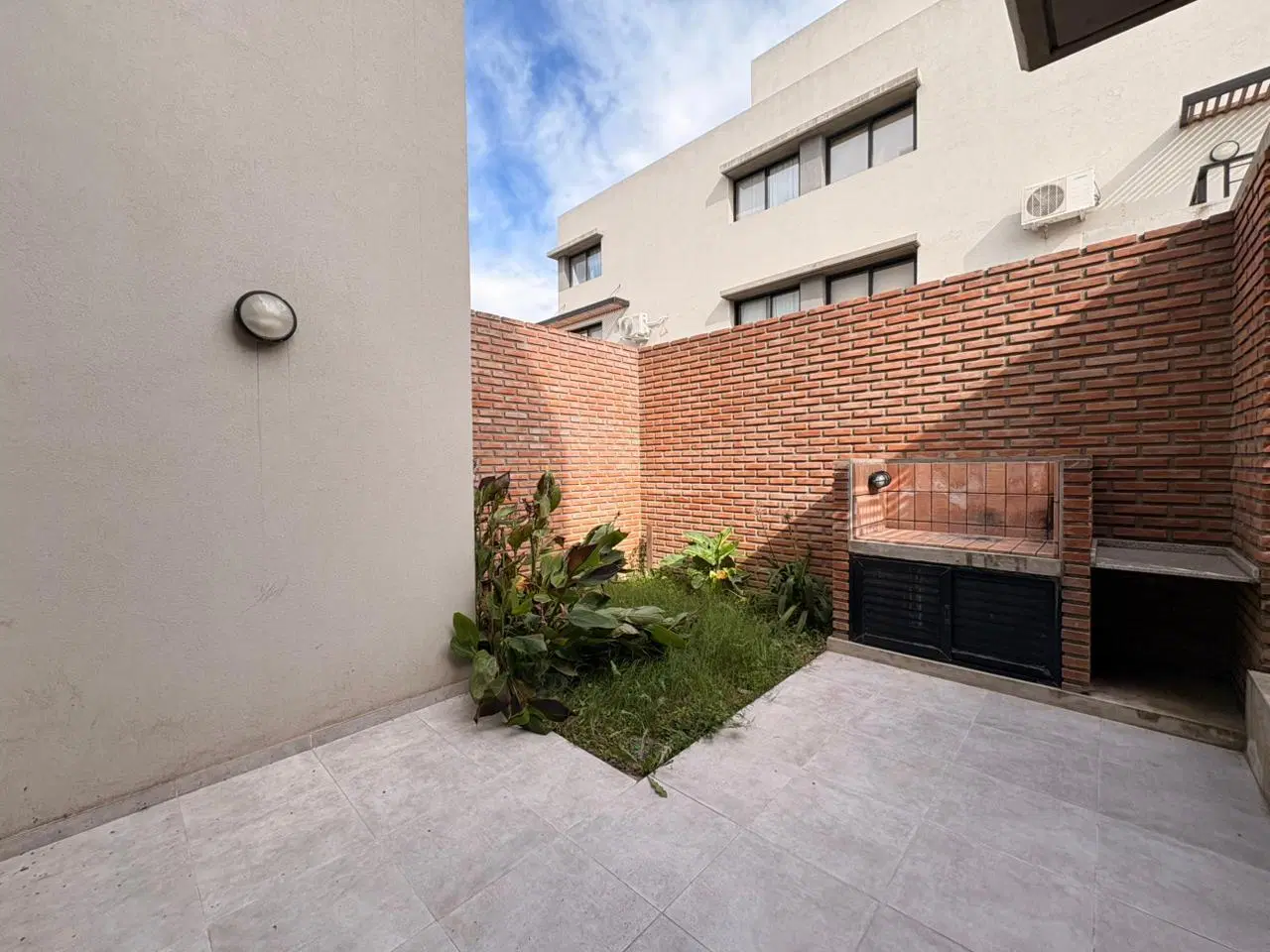 Alquiler de monoambiente con patio y parrillero en zona río 4