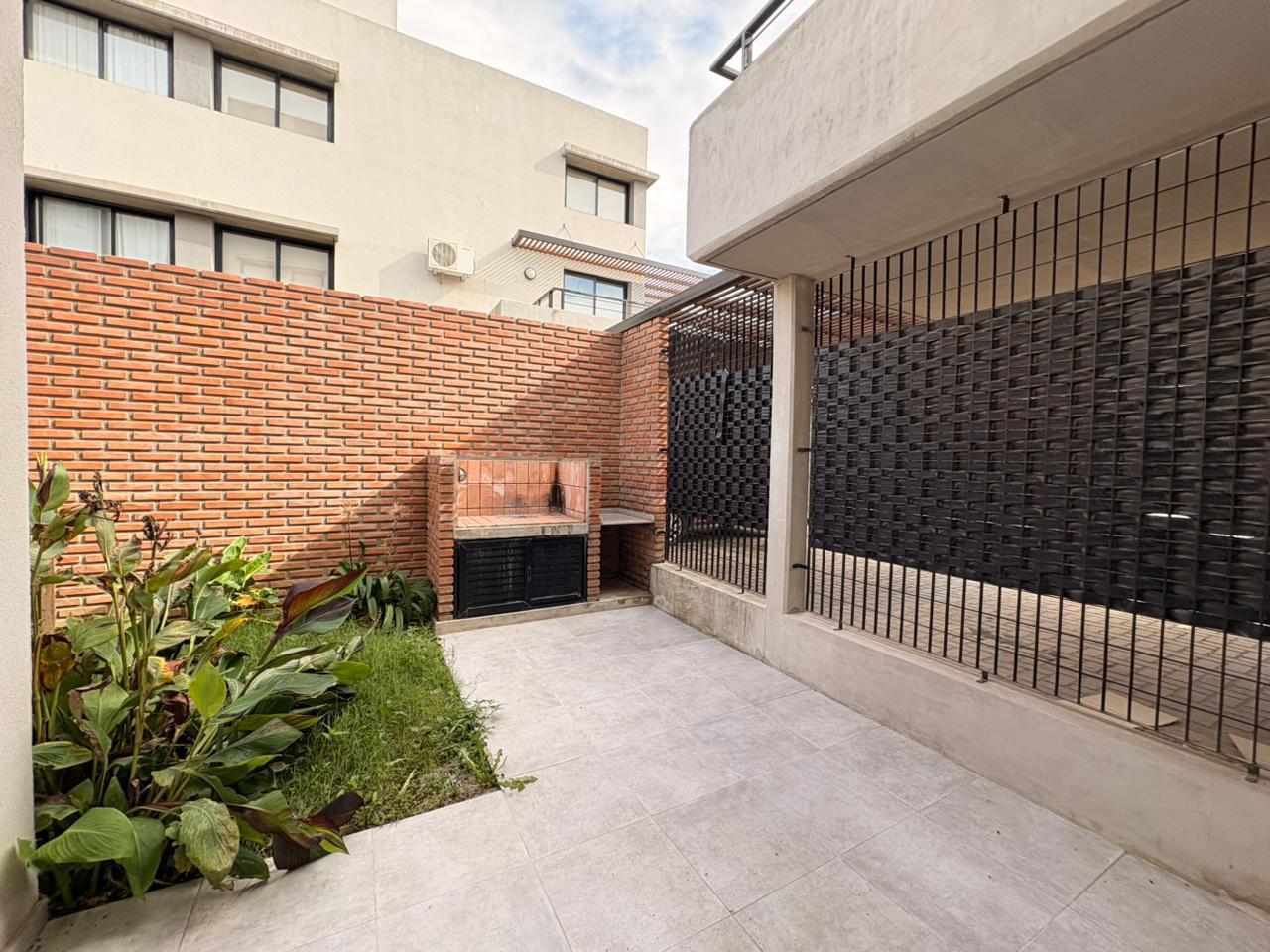 Alquiler de monoambiente con patio y parrillero en zona río