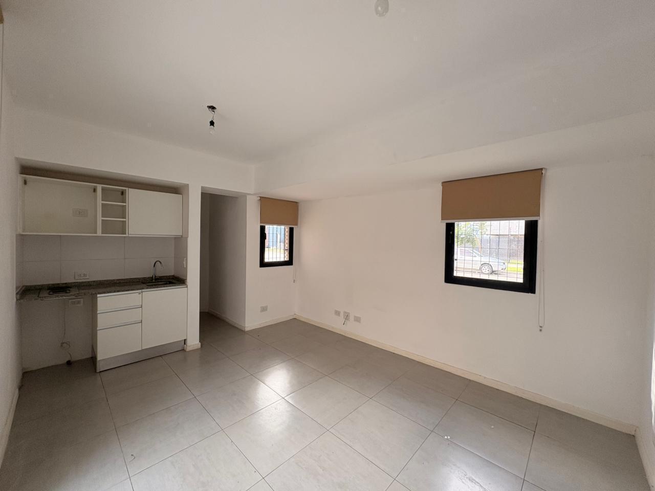 Foto de Alquiler de monoambiente con patio y parrillero en zona río, imagen 2