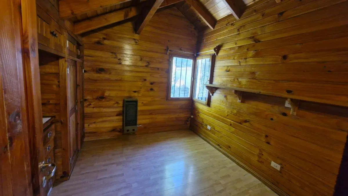 Amplia casa 3 dorm, 2 baños Calle Campichuelo 1400 . Jardin Botanico - Bariloche 1