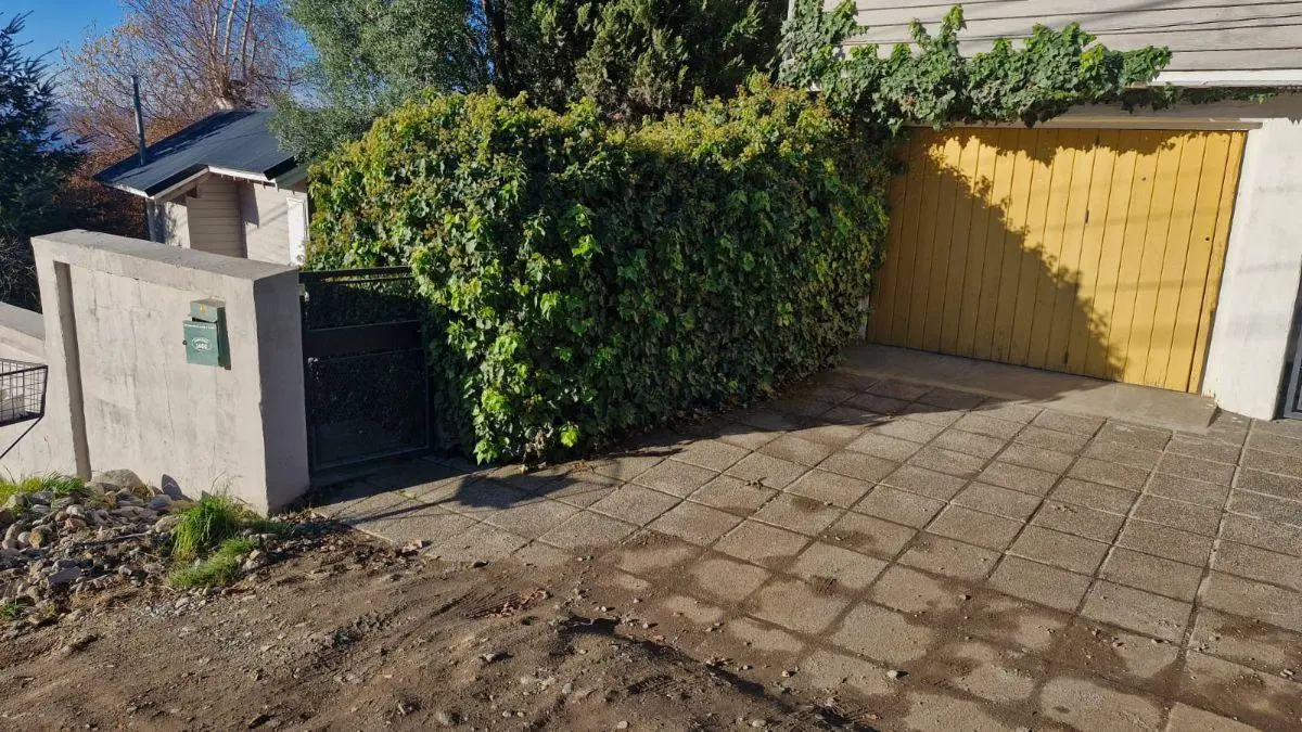 Amplia casa 3 dorm, 2 baños Calle Campichuelo 1400 . Jardin Botanico - Bariloche 2