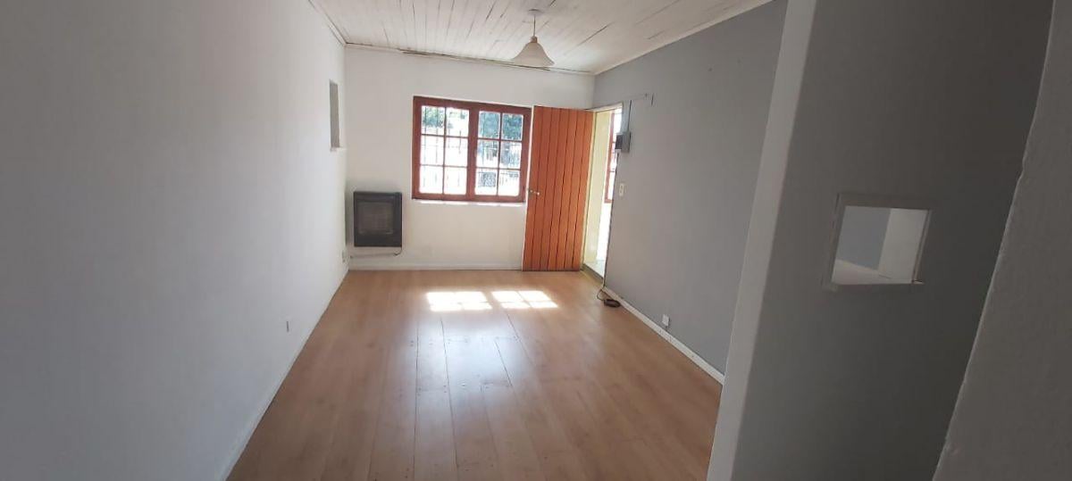 Foto de Alquiler Casa en 2 plantas PH - Barrio Vuriloche - sobre asfalto, imagen 1