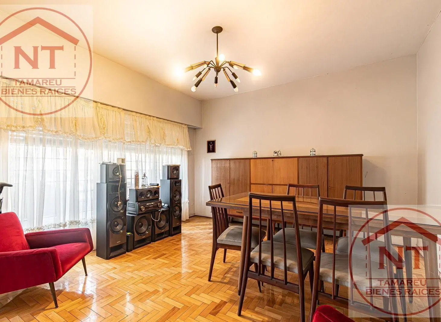 PH de 9 amb. con cochera, patios y terraza propia. 333m2 totales. 3