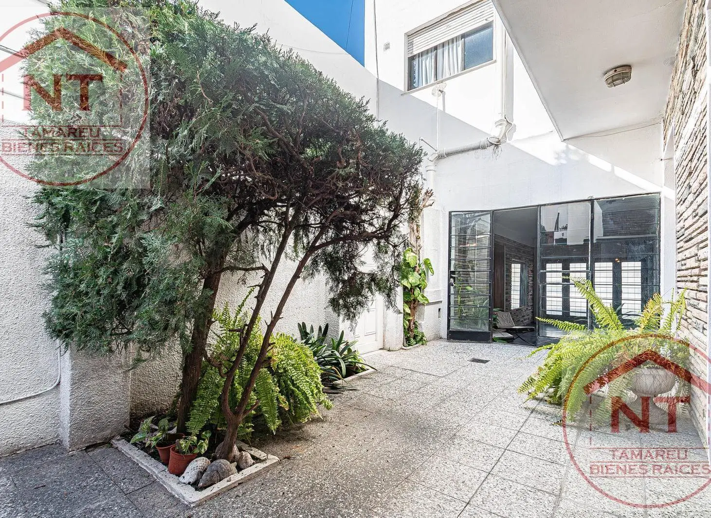 PH de 9 amb. con cochera, patios y terraza propia. 333m2 totales. 5