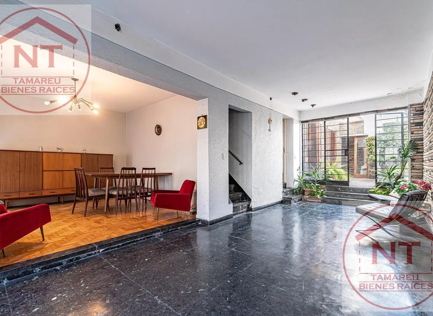 PH de 9 amb. con cochera, patios y terraza propia. 333m2 totales. 8