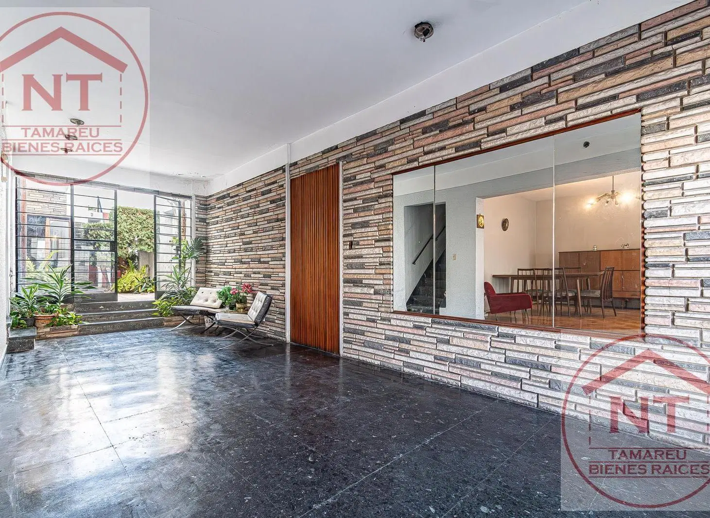 PH de 9 amb. con cochera, patios y terraza propia. 333m2 totales. 2