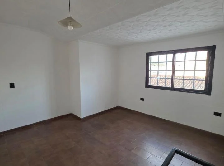 Departamento 2 dormitorios con entrada independiente y patio.Cerro de las Rosas 5