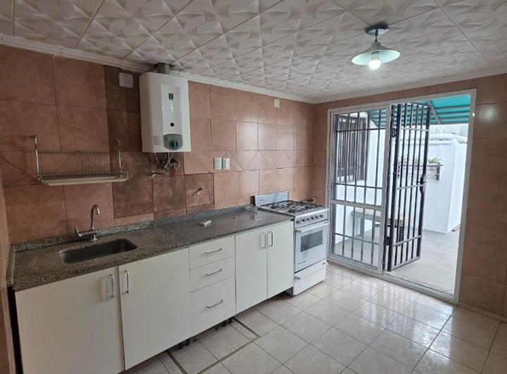 Departamento 2 dormitorios con entrada independiente y patio.Cerro de las Rosas 4