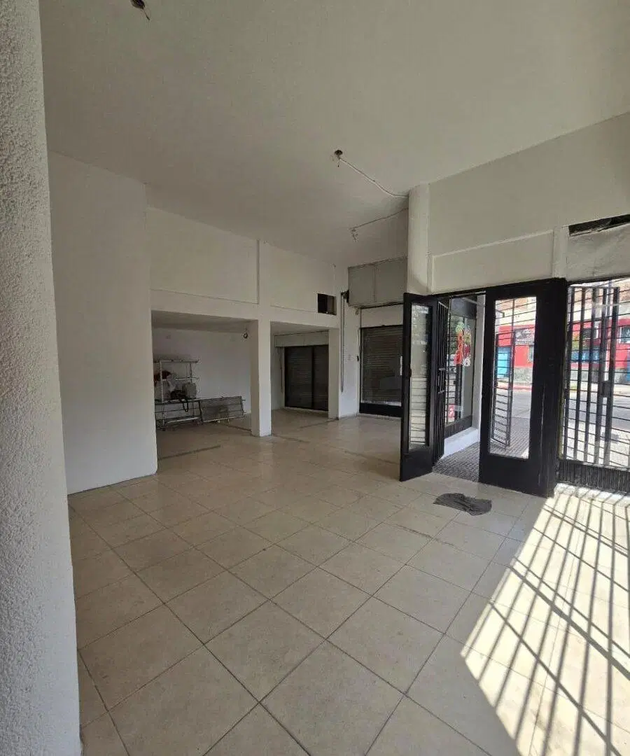 Local comercial en alquiler en esquina de Bulnes y Jacinto Ríos 5