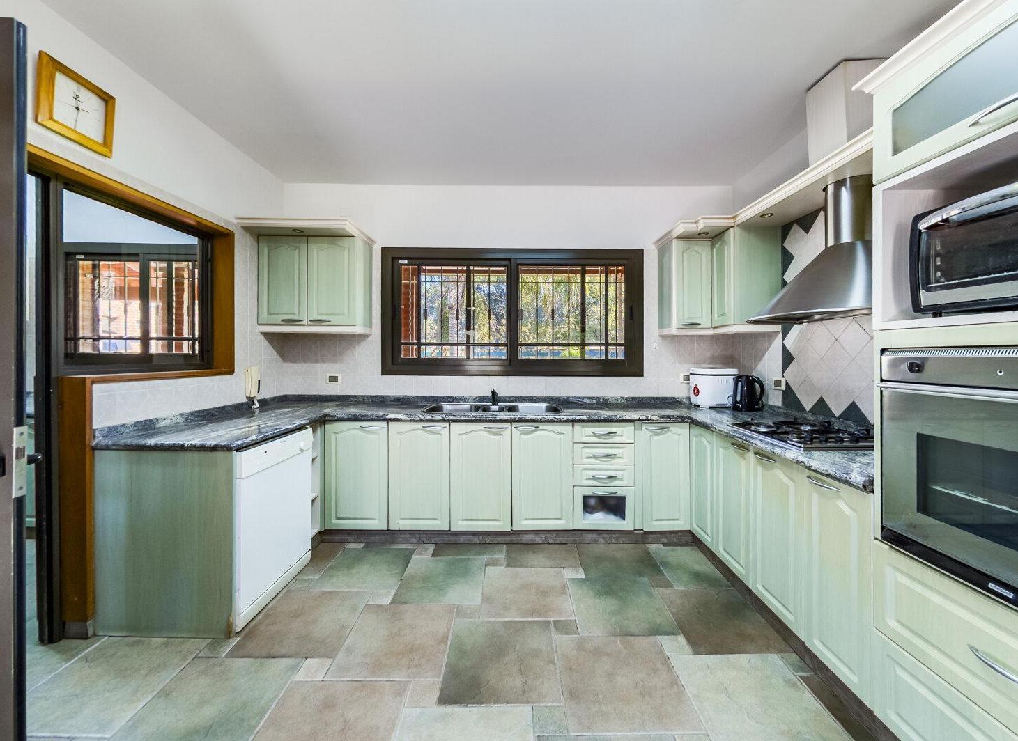Foto de Vendo Casa de categoría + quincho + pileta + canchas deportivas + gran lote. ideal vivienda o empren, imagen 4
