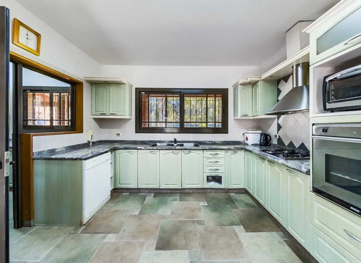 Vendo Casa de categoría + quincho + pileta + canchas deportivas + gran lote. ideal vivienda o empren 4