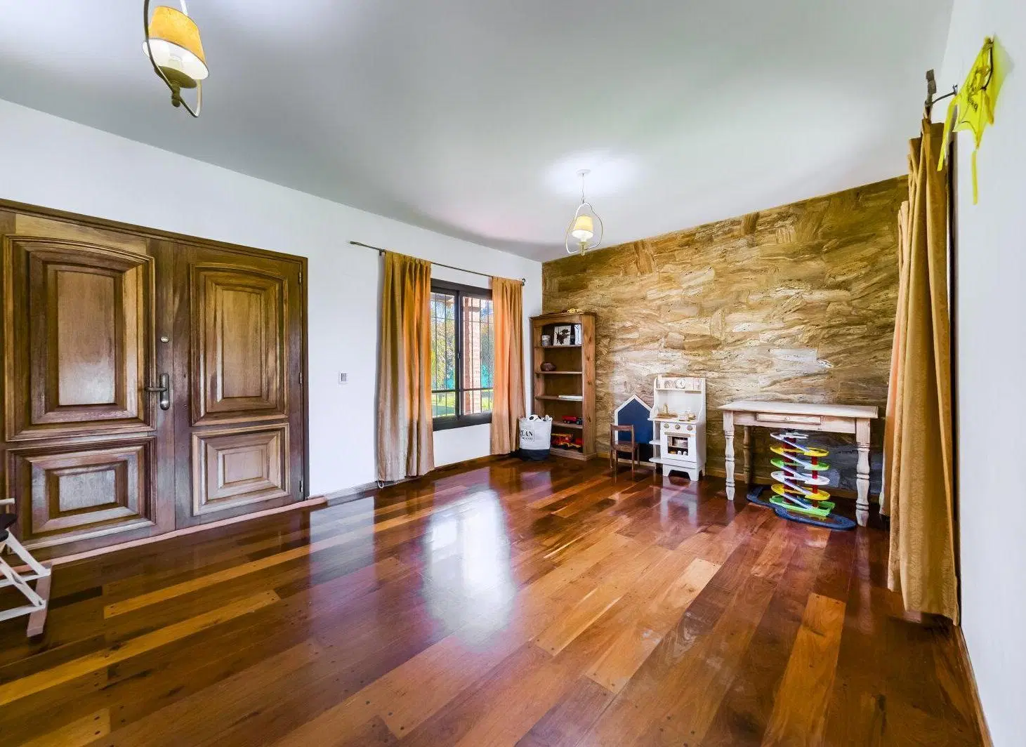 Vendo Casa de categoría + quincho + pileta + canchas deportivas + gran lote. ideal vivienda o empren 3