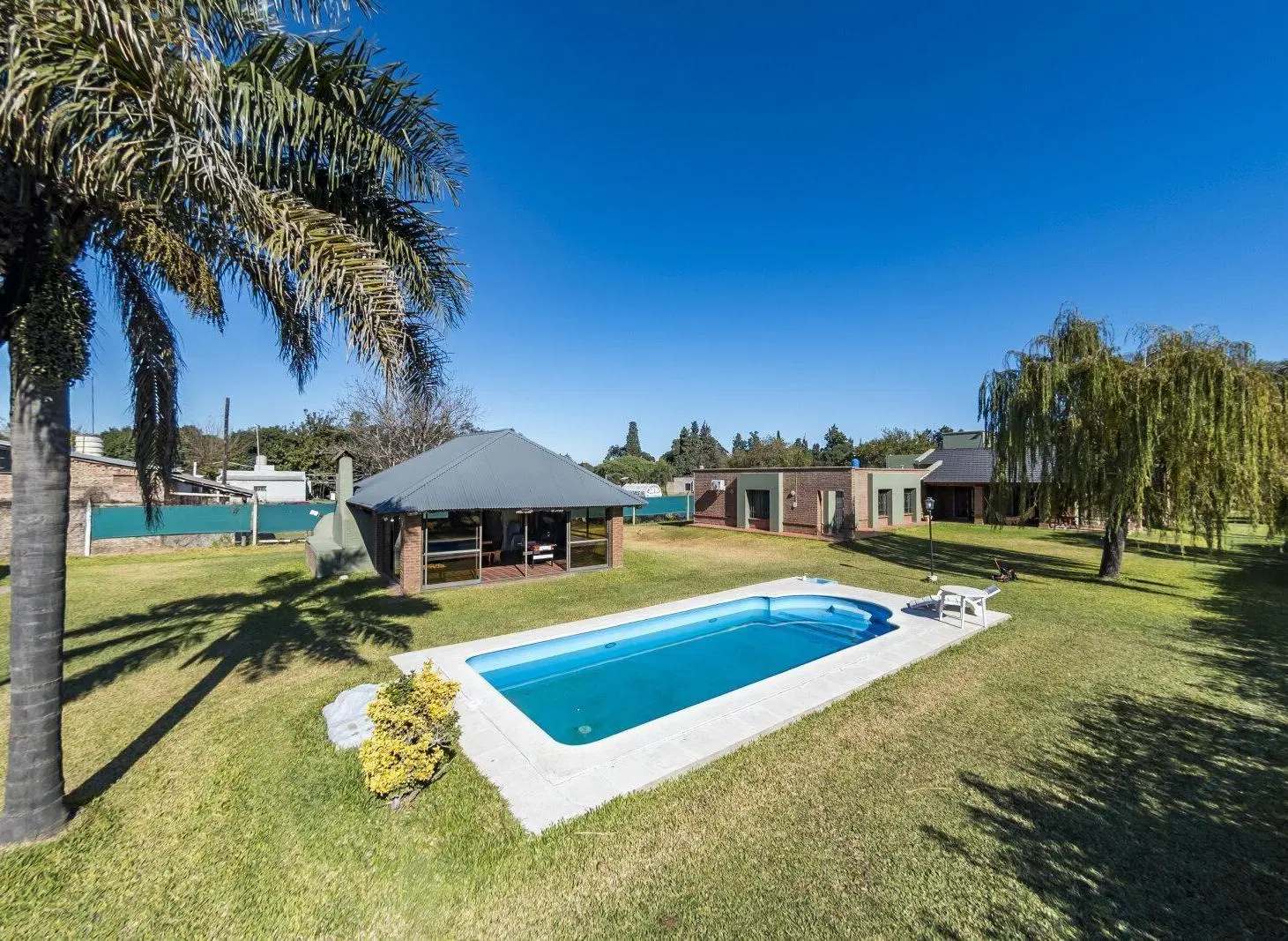 Vendo Casa de categoría + quincho + pileta + canchas deportivas + gran lote. ideal vivienda o empren 2