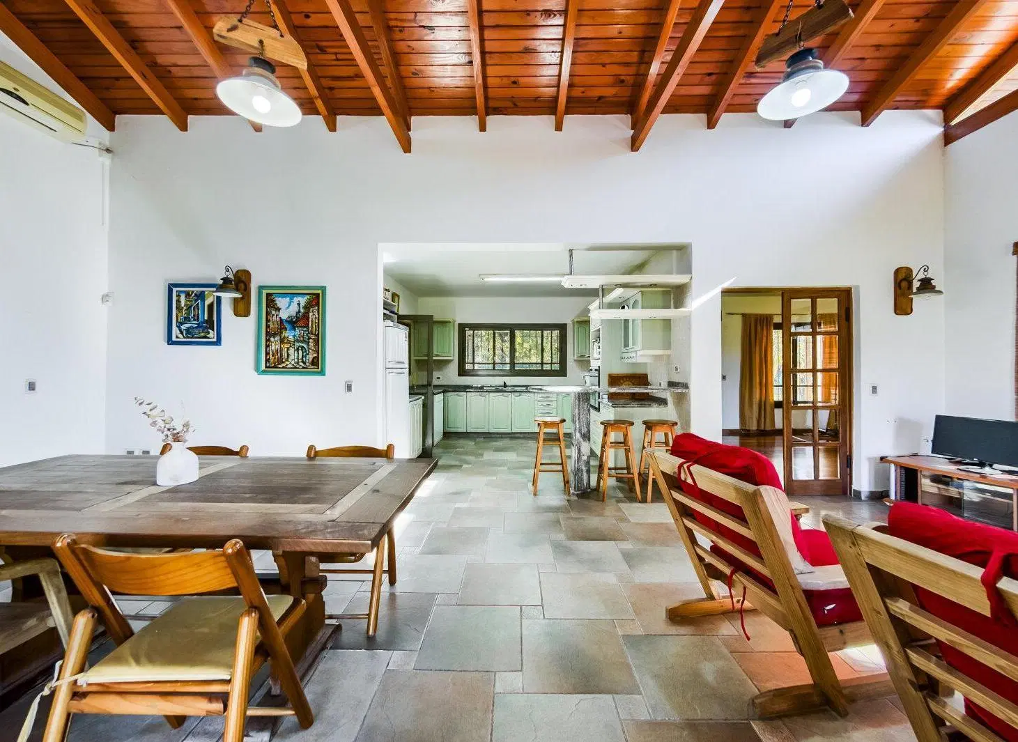 Vendo Casa de categoría + quincho + pileta + canchas deportivas + gran lote. ideal vivienda o empren 5