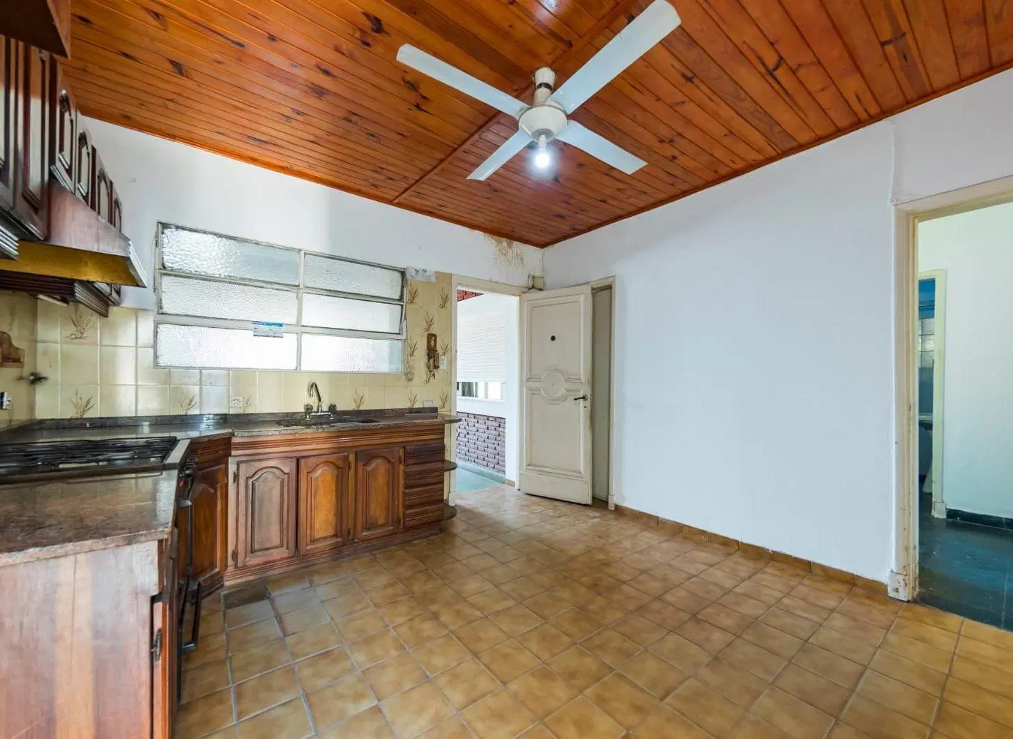 CASA A REFACCIONAR CON PATIO Y COCHERA EN PARQUE VÉLEZ SARSFIELD 1