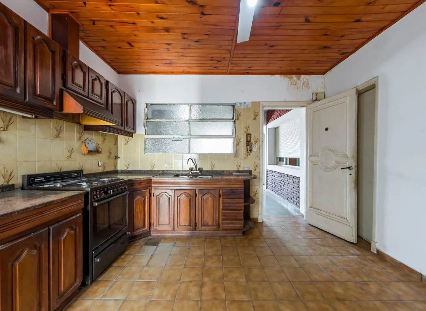 CASA A REFACCIONAR CON PATIO Y COCHERA EN PARQUE VÉLEZ SARSFIELD 3