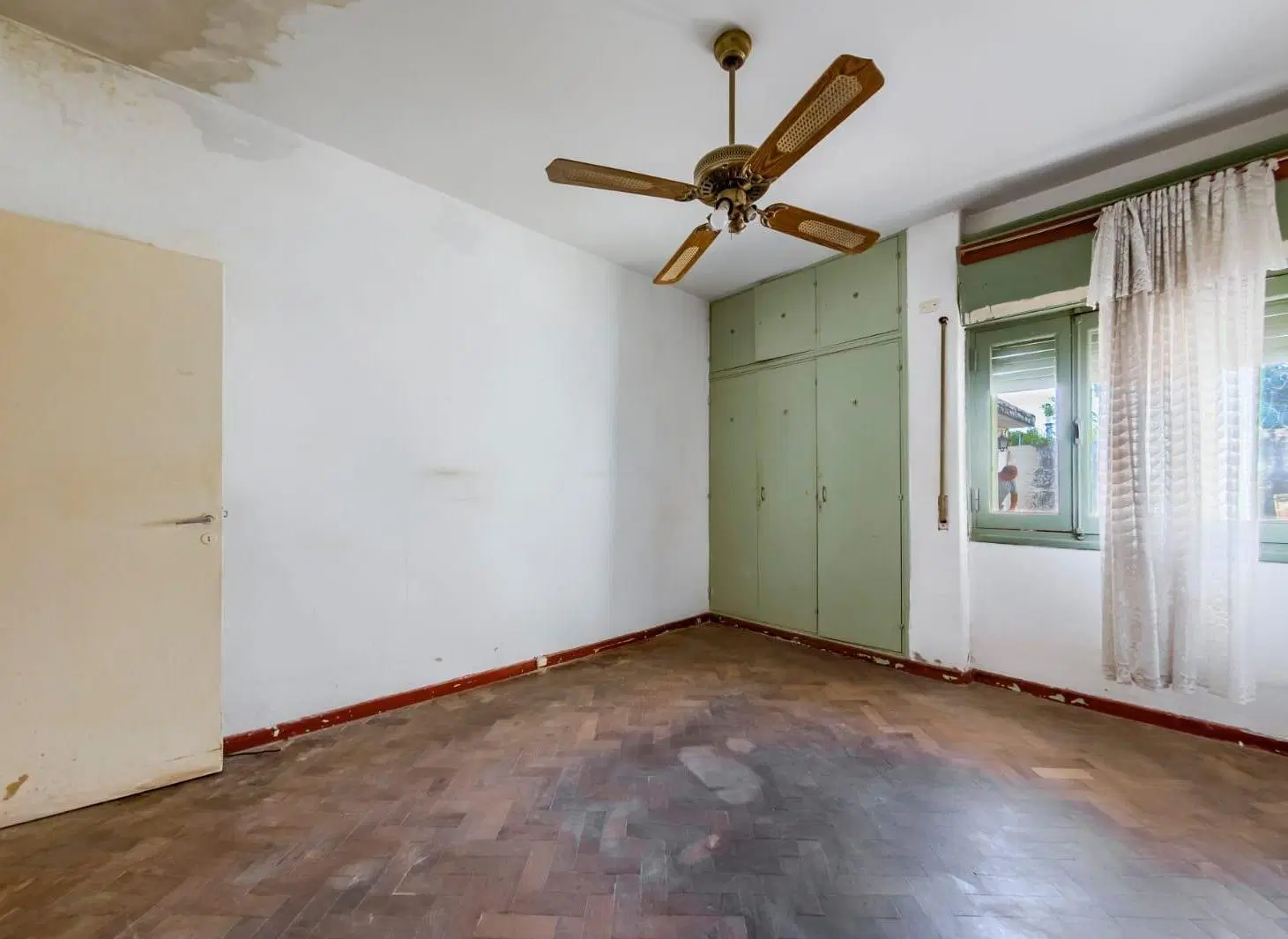 CASA A REFACCIONAR CON PATIO Y COCHERA EN PARQUE VÉLEZ SARSFIELD 4
