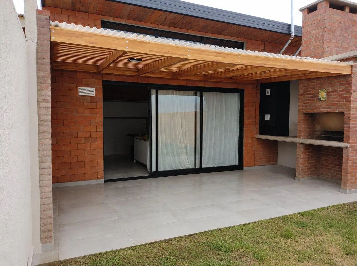 Alquiler casa dúplex de 2 dormitorios en docta etapa 1, galería con asador 2