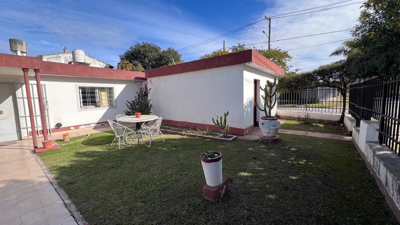 Foto de Venta casa 2 dorm. a reciclar mas departamento B° Los Boulevares, imagen 3