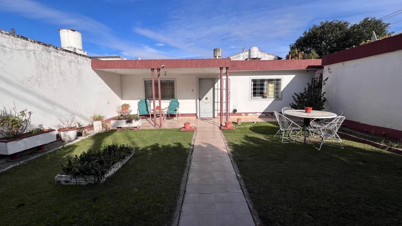 Foto de Venta casa 2 dorm. a reciclar mas departamento B° Los Boulevares, imagen 1