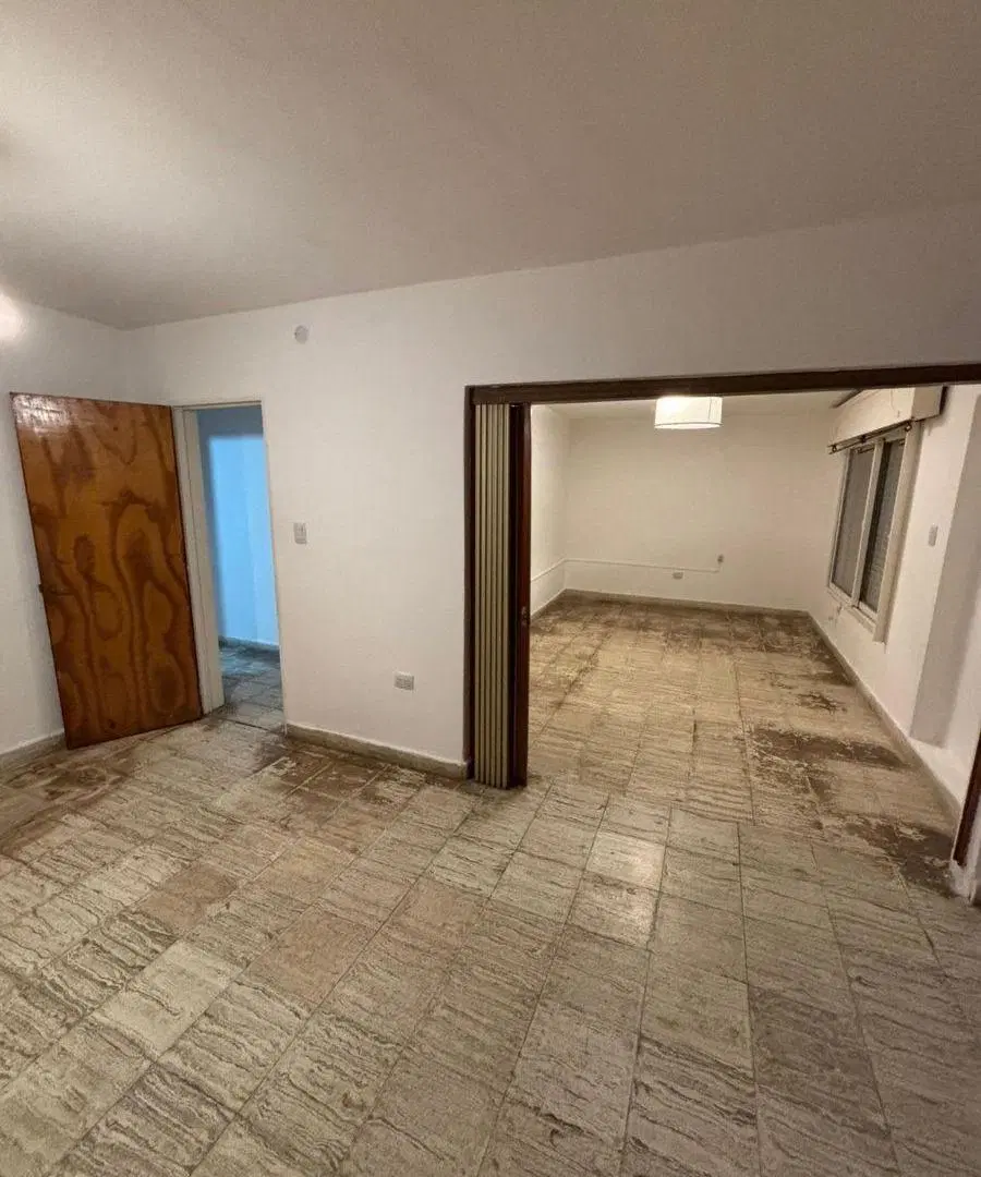 CASA EN ALQUILER - EN UNA PLANTA CON PATIO , JARDIN Y COCHERA 1