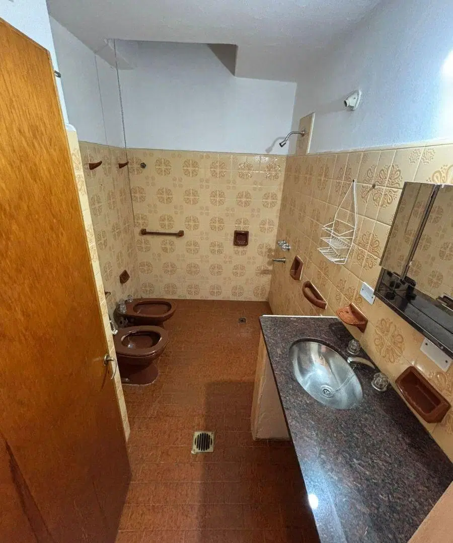 CASA EN ALQUILER - EN UNA PLANTA CON PATIO , JARDIN Y COCHERA 4