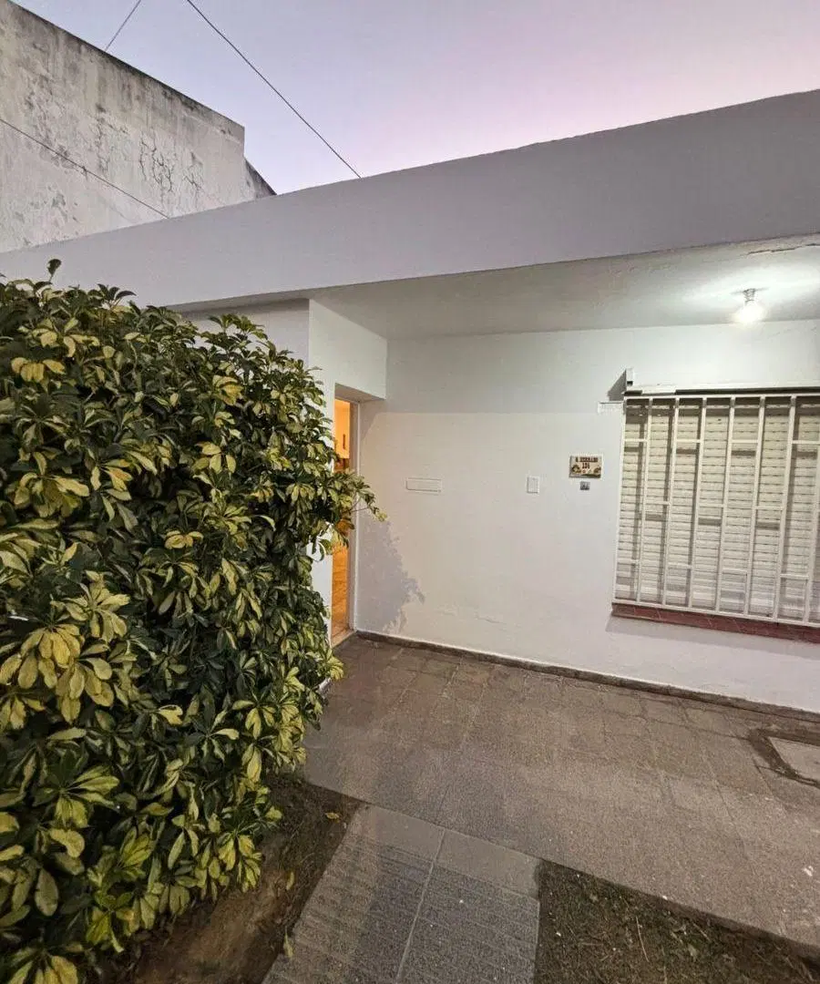 CASA EN ALQUILER - EN UNA PLANTA CON PATIO , JARDIN Y COCHERA 5