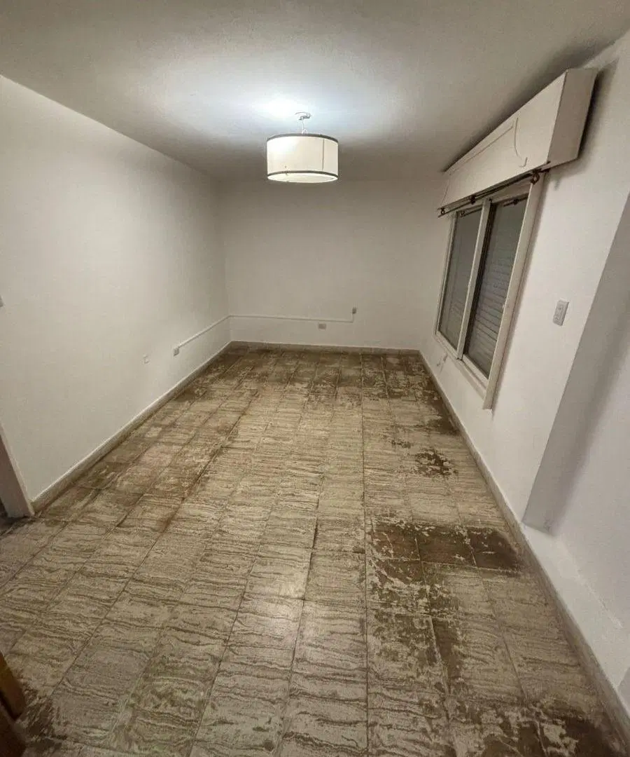CASA EN ALQUILER - EN UNA PLANTA CON PATIO , JARDIN Y COCHERA 3