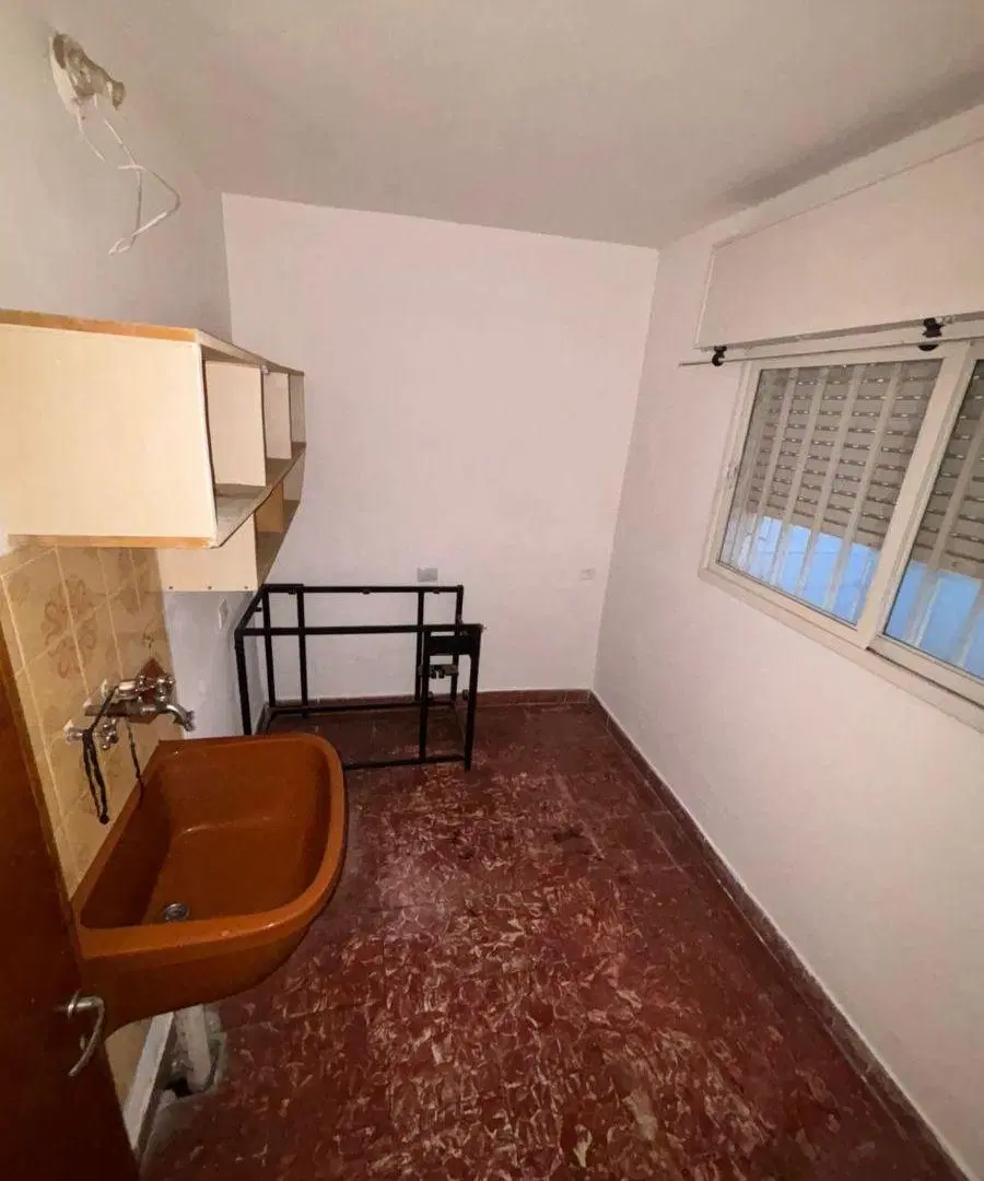CASA EN ALQUILER - EN UNA PLANTA CON PATIO , JARDIN Y COCHERA 8