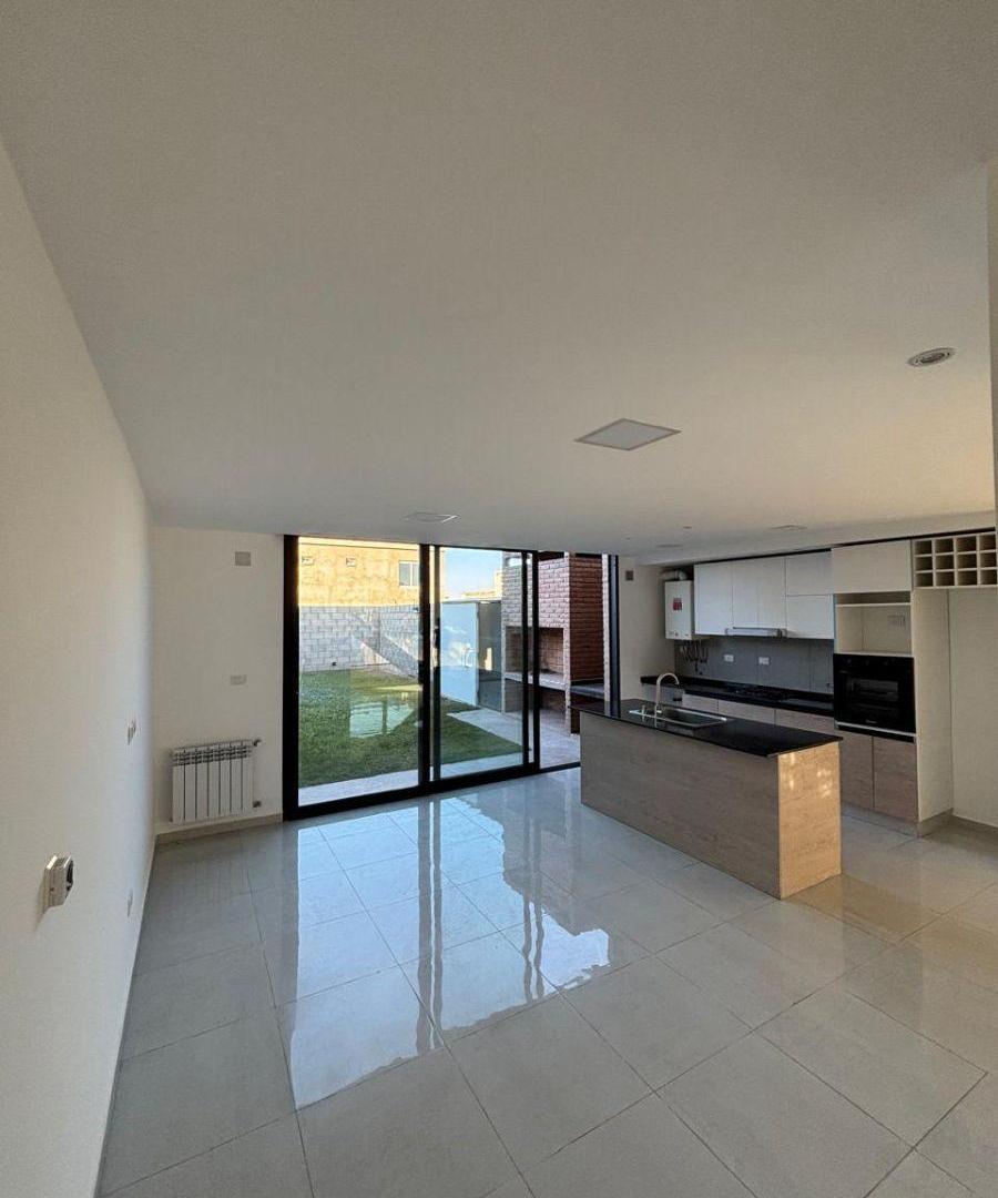 Foto de EN VENTA - EXCELENTE DUPLEX EN DOCTA A METROS DEL INGRESO PRINCIPAL, imagen 1