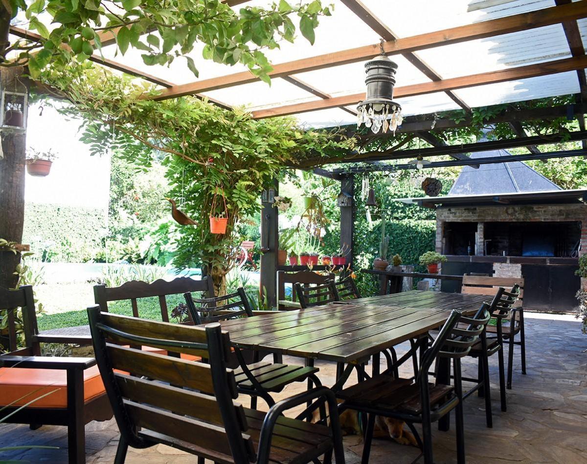 Chalet Pintorezco con Excelente Jardin Zona Rio Baigorria 1