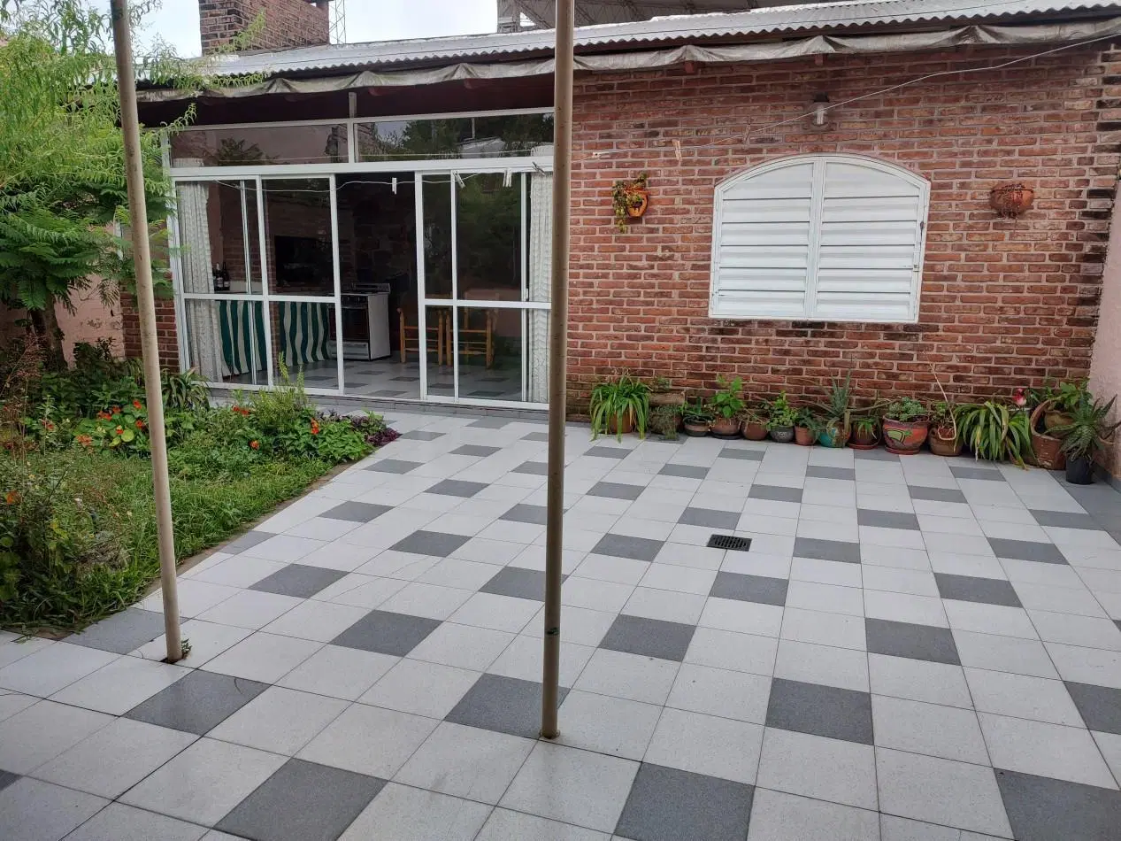 Casa 2 dormitorios garage patio quincho Azcuenaga 1