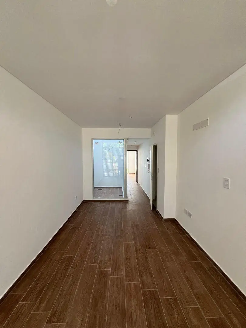Oficina comercial de 34 m2 + 22 m2 de patio - La Plata 4
