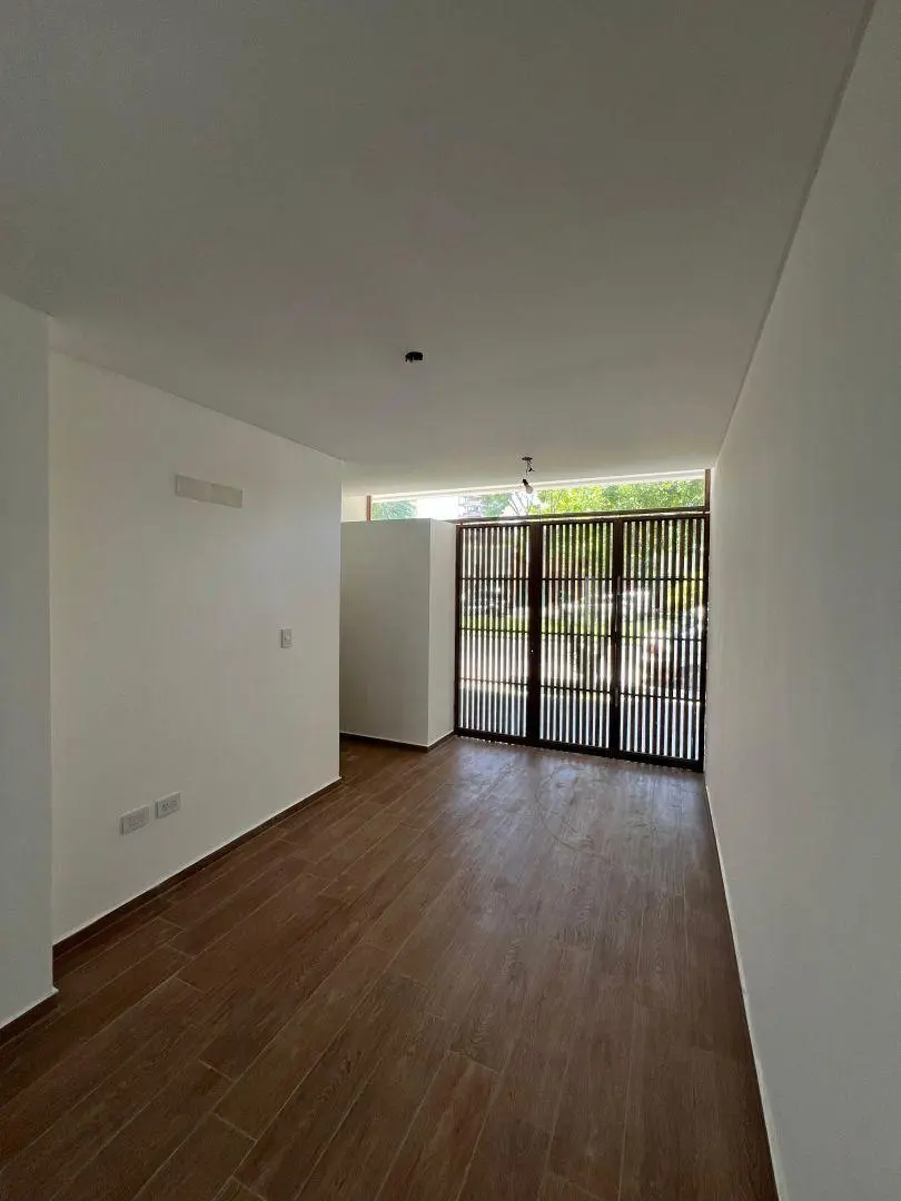 Oficina comercial de 34 m2 + 22 m2 de patio - La Plata 1