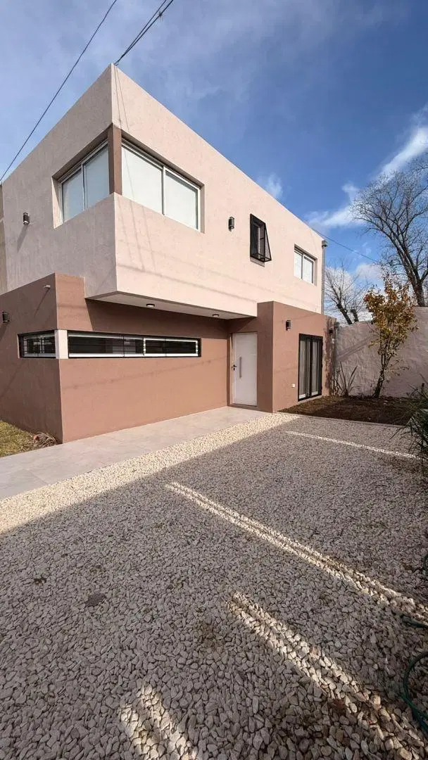 Casa 2 dormitorios. | 21a al 1600 4