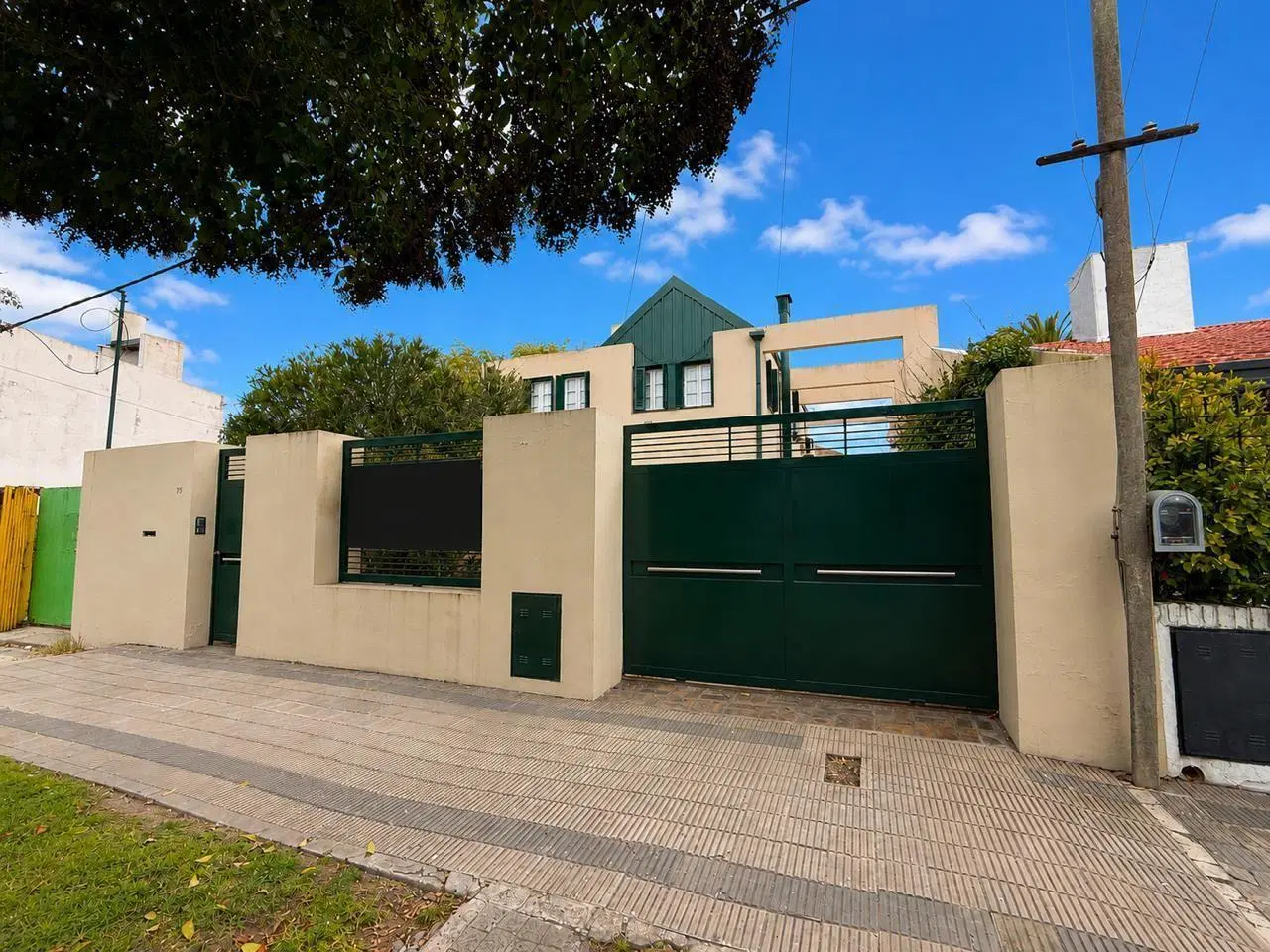 Casa sobre avenida 25. 3