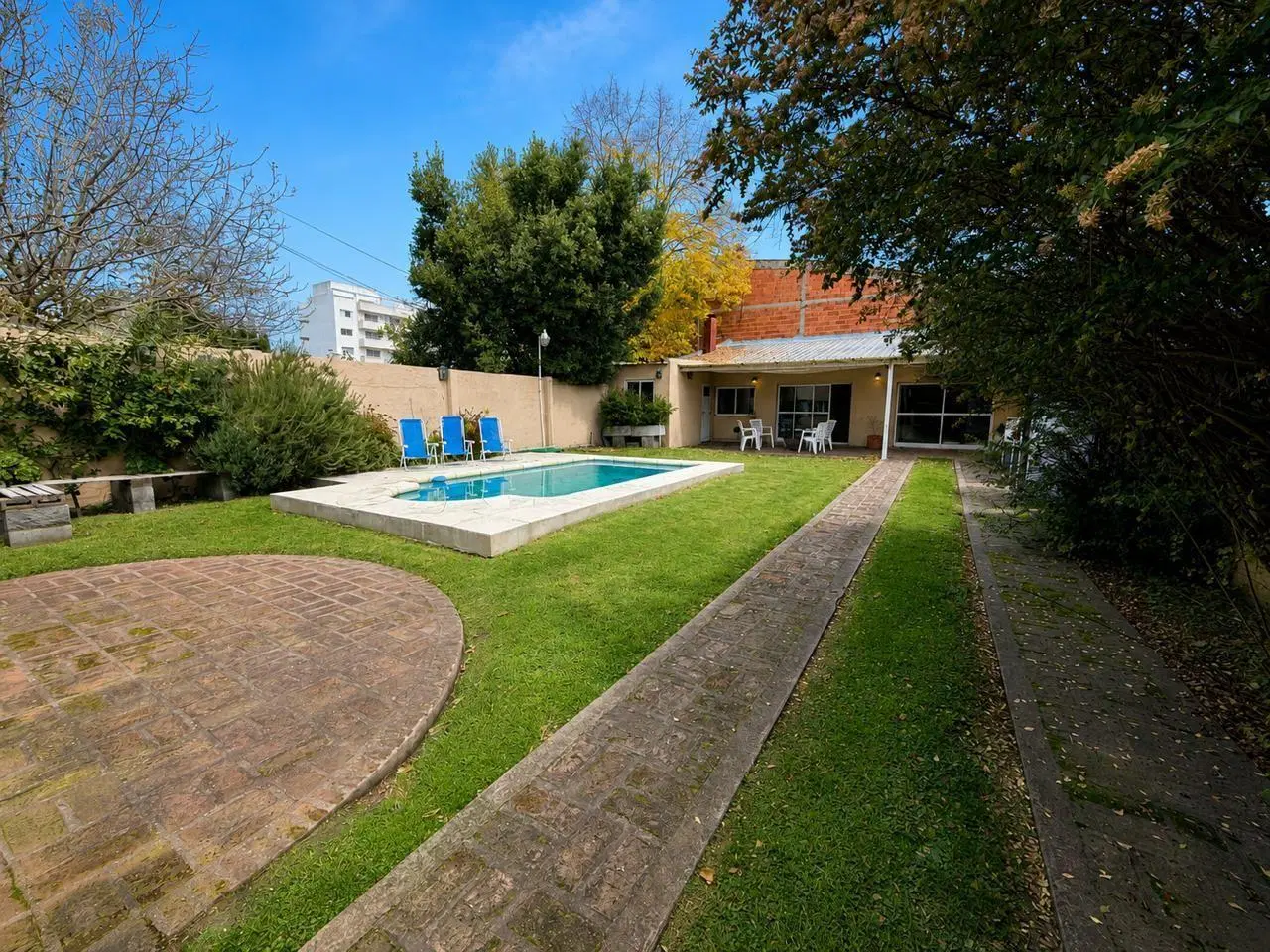 Casa sobre avenida 25. 4