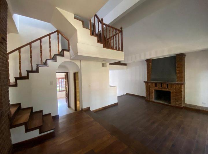 VENDE CASA 5 AMBIENTES CASTELAR 2