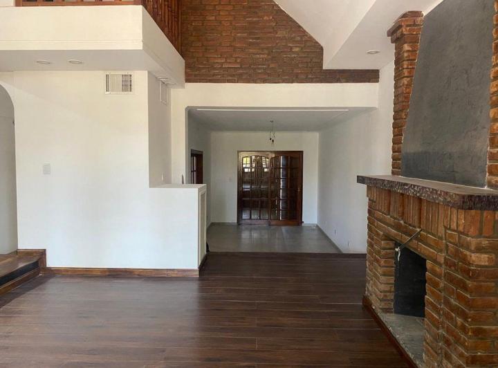 VENDE CASA 5 AMBIENTES CASTELAR 4