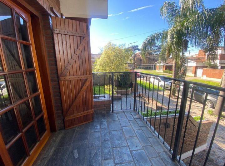 VENDE CASA 5 AMBIENTES CASTELAR 5