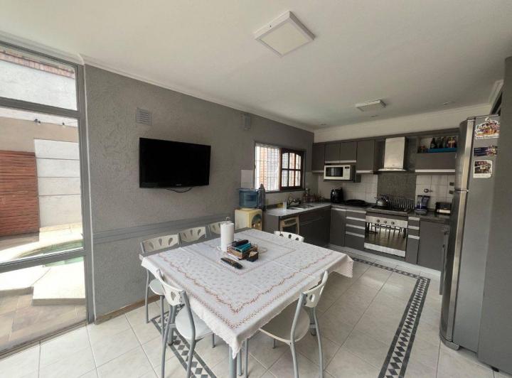 Casa 5 ambientes Pileta Cochera Barrio Naon 5