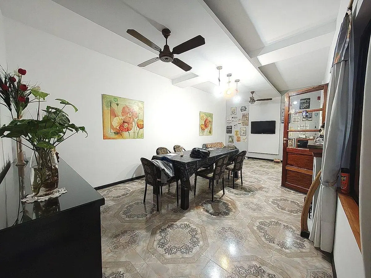Venta casa 3 ambientes cochera 5