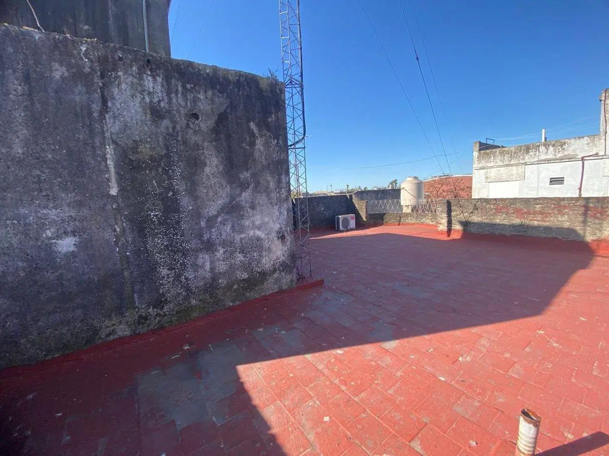 CASA MULTIFAMILIAR CON DEPOSITO  VENTA CASEROS 4